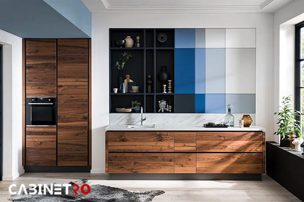 چیدمان کابینت طرح چوب با یونیت‌های دیواری رنگی