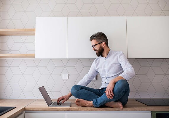 نمونه فضای آشپزخانه با کابینت دیواری سفید