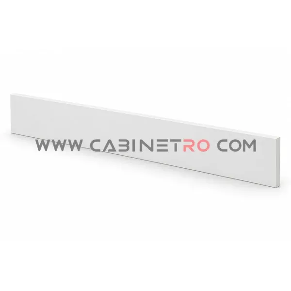 تصویر زاویه‌دار پاخور سفید کابینت با ارتفاع ۱۳٫۵ سانت و ضخامت ۱۶ میلی‌متر برای پوشاندن پایه‌ها کابینت رو